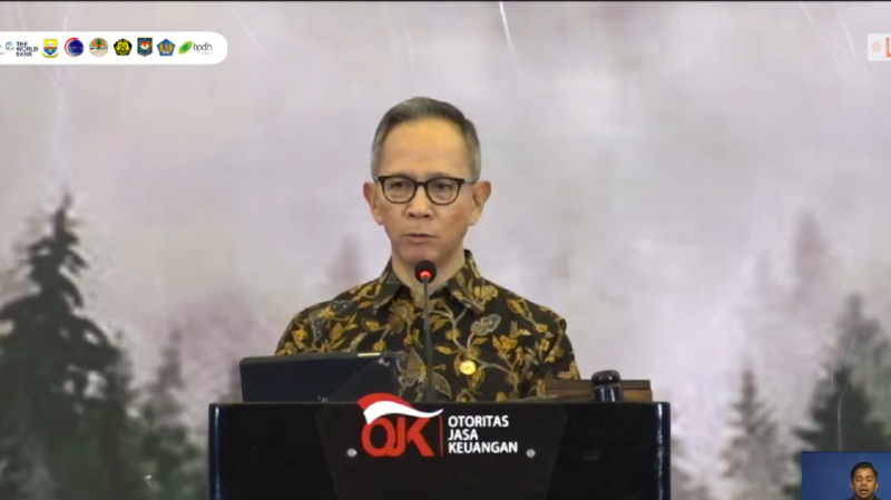 Ketua Dewan Komisioner OJK Mahendra Siregar saat menyampaikan sambutan sekaligus membuka 'Seminar Nasional Pengurangan Emisi Gas Rumah Kaca & Peluang Perdagangan Karbon di Indonesia' yang dipantau secara virtual di Jakarta, Senin (foto: gemapos/ antara)
